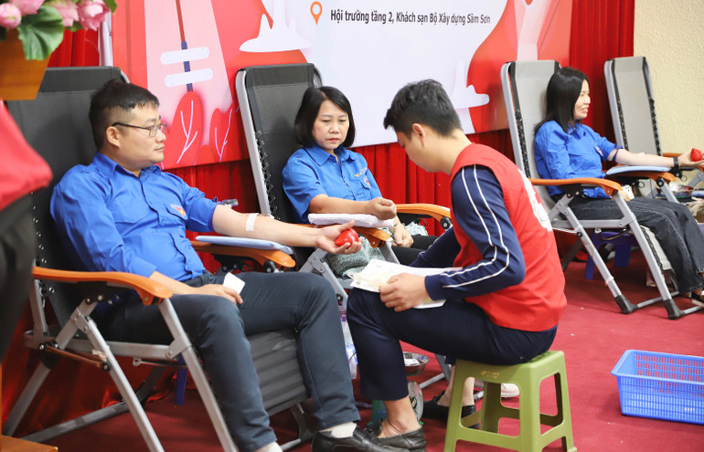 Các đoàn viên Vicem tham gia hiến máu.