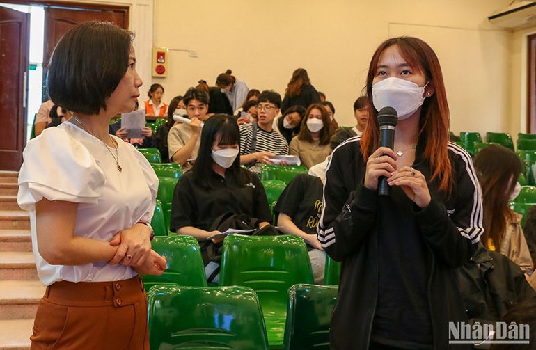 Cán bộ Bảo hiểm xã hội Hà Nội giới thiệu về pháp luật lao động và chính sách bảo hiểm xã hội cho sinh viên Trường đại học Kinh doanh và Công nghệ Hà Nội, tháng 5/2023. (Ảnh: Nam Nguyễn)