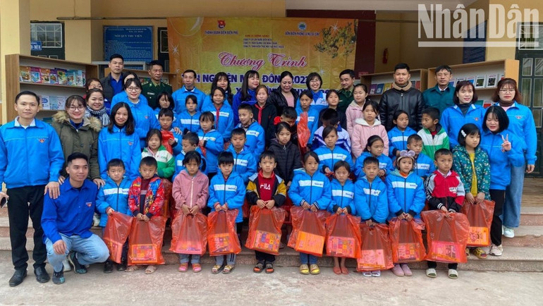 Cán bộ, đoàn viên, thanh niên Thành đoàn Điện Biên Phủ trao quà cho học sinh có hoàn cảnh khó khăn tại xã Leng Su Sìn, huyện Mường Nhé.
