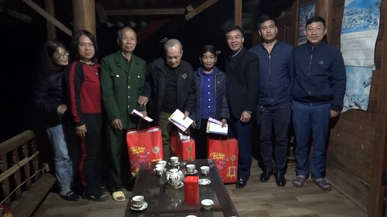 Chủ tịch Ủy ban nhân dân huyện Nậm Pồ Bùi Văn Luyện tặng quà Tết các gia đình chính sách tại xã Chà Cang.