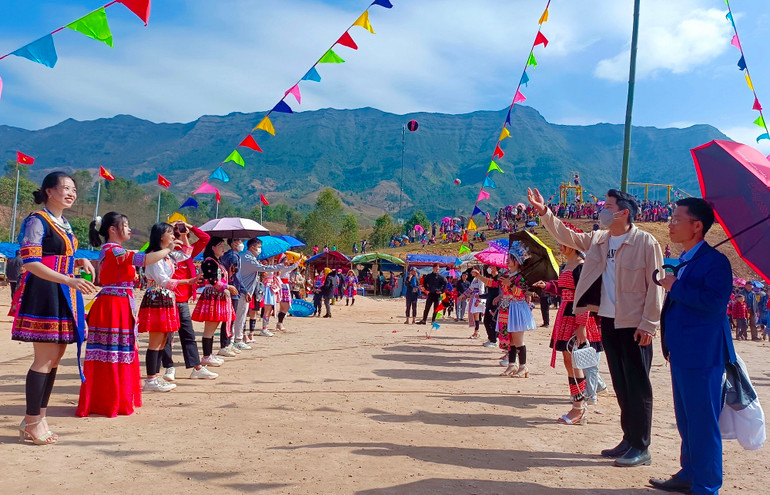 Cùng chơi ném Pao ở hội xuân huyện Nậm Pồ.
