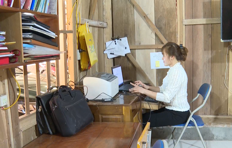 Những ngày giáp Tết, cô giáo Nguyễn Thị Thương vẫn miệt mài bên trang giáo án.