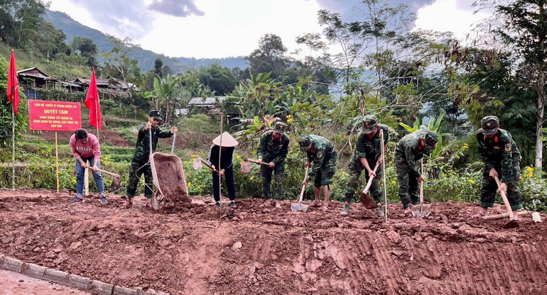 Cán bộ, chiến sĩ Trung đoàn 741 cùng nhân dân xã Mường Toong làm đường liên bản.