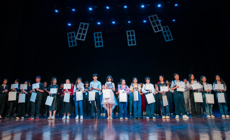 Đội ngũ thực hiện "English Performance 2022: Guise"