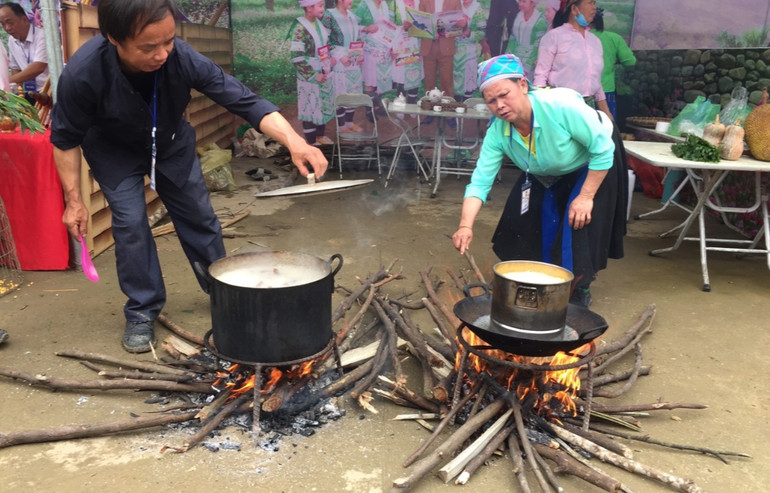 Thi nấu các món ăn truyền thống.