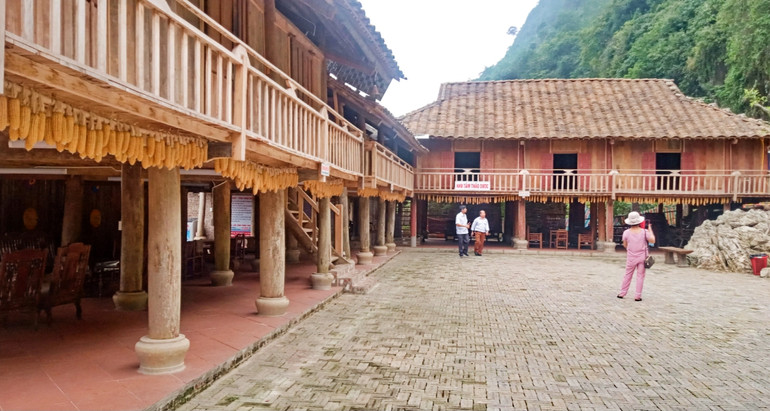 Nhà sàn truyền thống được phục dựng, bảo tồn tại khu du lịch hang Phượng Hoàng.