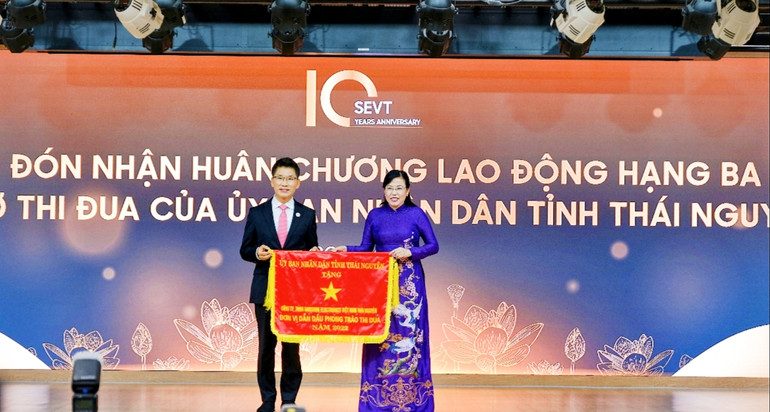 Bí thư Tỉnh ủy Thái Nguyên Nguyễn Thanh Hải trao Cờ thi đua của Ủy ban nhân dân tỉnh Thái Nguyên tặng Công ty SEVT. Bí thư Tỉnh ủy Thái Nguyên Nguyễn Thanh Hải trao Cờ thi đua của Ủy ban nhân dân tỉnh Thái Nguyên tặng Công ty SEVT.