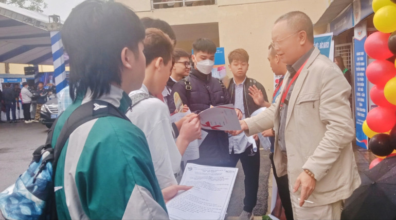 Tư vấn, hướng nghiệp đối với học sinh trung học phổ thông.