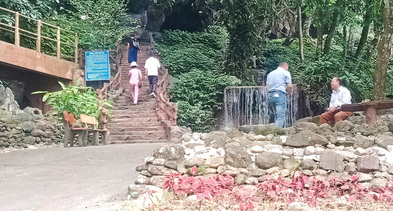 Khách du lịch tham quan hang Mỏ Gà.