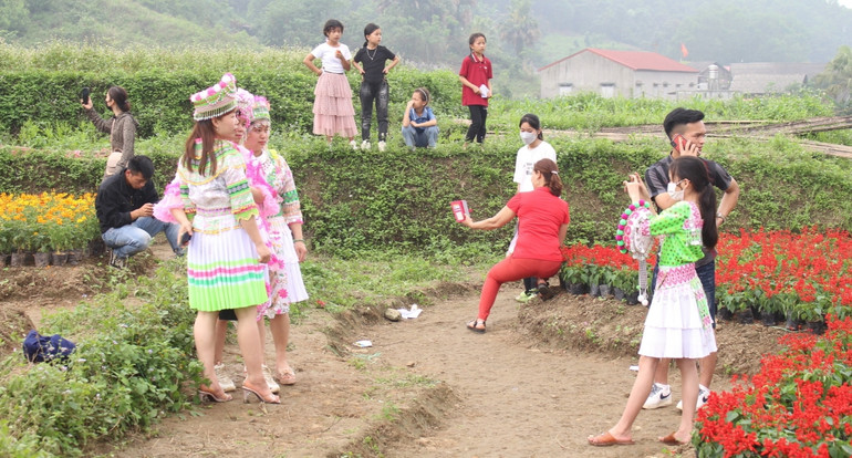 Thiếu nữ dân tộc H'Mông trong Ngày hội.