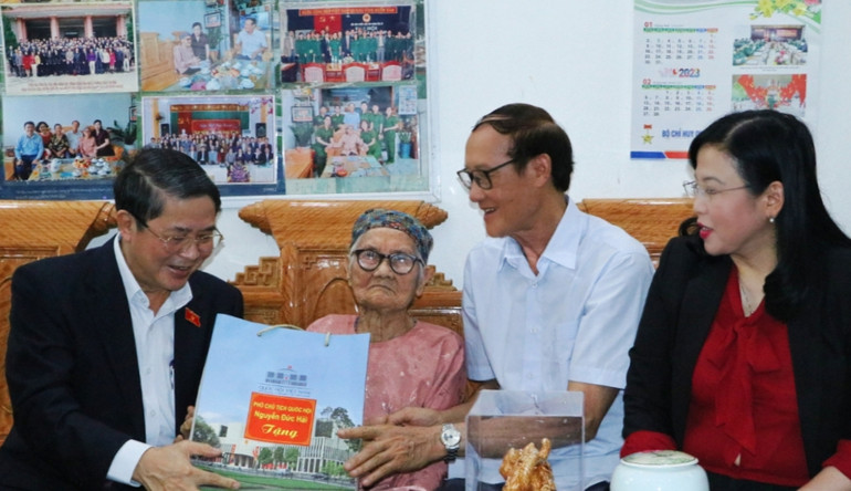 Phó Chủ tịch Quốc hội Nguyễn Đức Hải thăm, tặng quà Mẹ Việt Nam Anh hùng Nguyễn Thị Cộng ở thành phố Thái Nguyên. Phó Chủ tịch Quốc hội Nguyễn Đức Hải thăm, tặng quà Mẹ Việt Nam Anh hùng Nguyễn Thị Cộng ở thành phố Thái Nguyên.