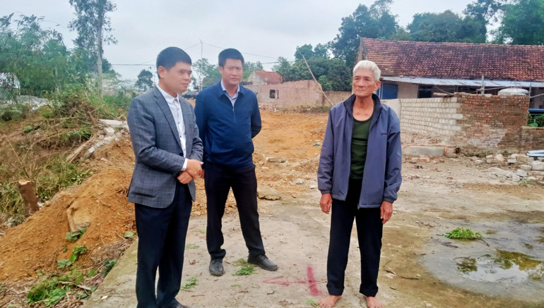 Lãnh đạo Ban Quản lý dự án đầu tư xây dựng các công trình giao thông tỉnh Thái Nguyên thường xuyên bám sát công trường. Lãnh đạo Ban Quản lý dự án đầu tư xây dựng các công trình giao thông tỉnh Thái Nguyên thường xuyên bám sát công trường.