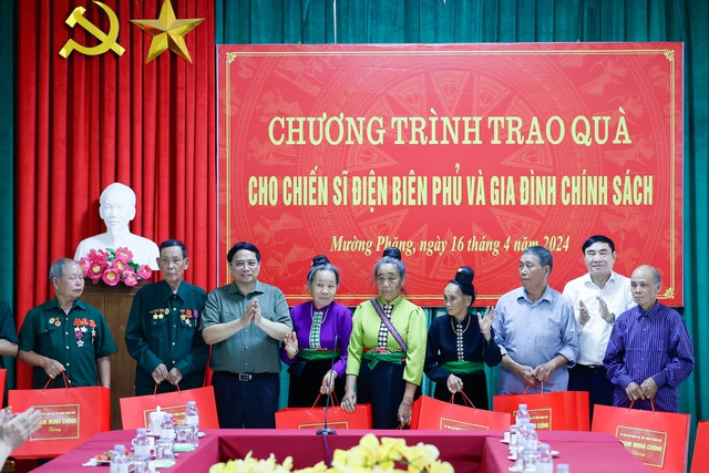 Thủ tướng Chính phủ Phạm Minh Chính tặng quà tri ân 20 gia đình chiến sĩ Điện Biên, gia đình chính sách trên địa bàn xã Mường Phăng, xã Pá Khoang