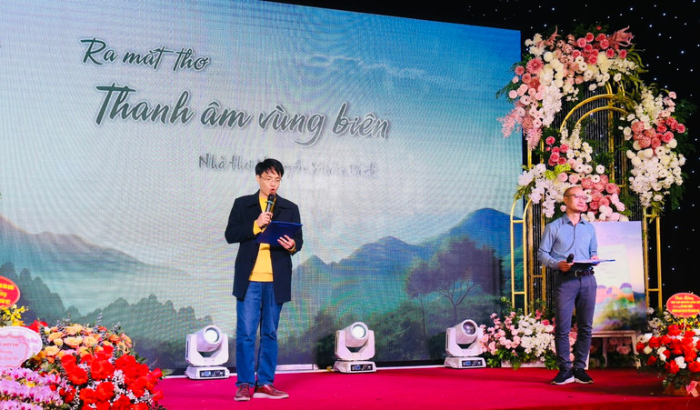 Hai người lính - nhà thơ Nguyễn Minh Cường và Đoàn Văn Mật trình bày tổ khúc thơ đậm cảm hứng biên cương của Nguyễn Xuân Việt.