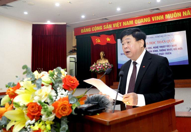 Chủ tịch Hội đồng Lý luận, phê bình văn học, nghệ thuật Trung ương Nguyễn Thế Kỷ phát biểu khai mạc.