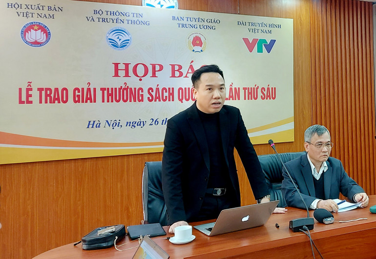 Phó Chủ tịch Hội Xuất bản Việt Nam Nguyễn Nguyên thông tin tới báo chí.