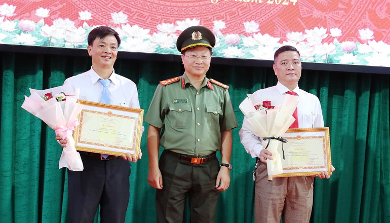 Đại tá Nguyễn Thanh Bình, Phó Cục trưởng Cục Xây dựng phong trào "Toàn dân bảo vệ an ninh Tổ quốc" Bộ Công an trao Bằng khen tặng tập thể, cá nhân có thành tích trong thực hiện phong trào.