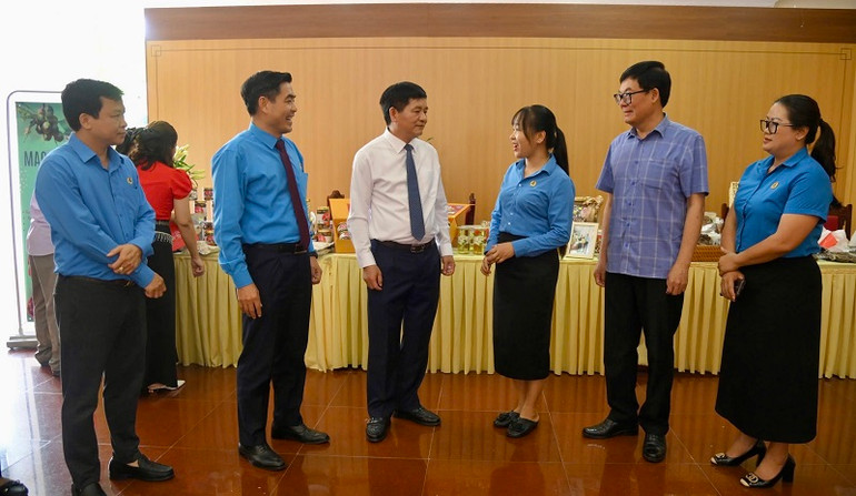 Đồng chí Lê Thành Đô trò chuyện, lắng nghe tâm tư công nhân, viên chức...