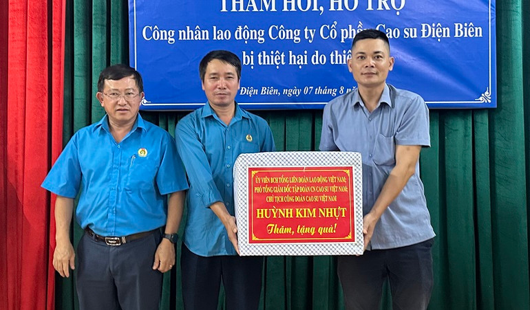 Ông Huỳnh Kim Nhựt, Chủ tịch Công đoàn cao-su Việt Nam trao quà, động viên cán bộ, công nhân Đội cao-su Mường Pồn 1 và Mường Pồn 2.