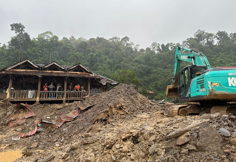 Hiện công tác khắc phục thiệt hại do lũ quét ở Mường Pồn vẫn đang gặp nhiều khó khăn.