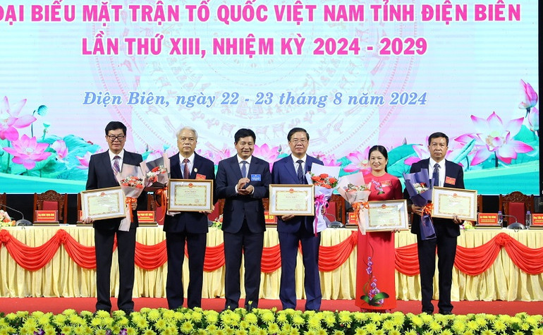 Đồng chí Lê Thành Đô, Chủ tịch Ủy ban nhân dân tỉnh Điện Biên trao Bằng khen của Ủy ban nhân dân tỉnh tặng các cá nhân có nhiều thành tích xuất sắc trong công tác xây dựng Mặt trận Tổ quốc Việt Nam tỉnh Điện Biên.