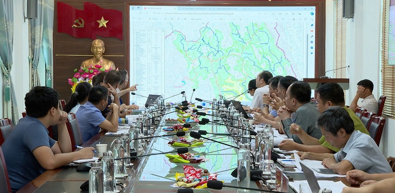 Đoàn công tác cơ quan Phát triển Pháp (AFD) cùng các chuyên gia trực tiếp về huyện Tuần Giáo để làm rõ sự cần thiết, hiệu quả dự án. Đoàn công tác cơ quan Phát triển Pháp (AFD) cùng các chuyên gia trực tiếp về huyện Tuần Giáo để làm rõ sự cần thiết, hiệu quả dự án.