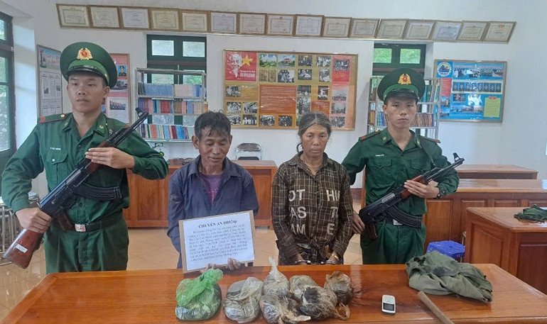 Hai đối tượng cùng tang vật 10kg thuốc phiện vừa được Bộ đội Biên phòng tỉnh Điện Biên cùng các lực lượng phối hợp bắt giữ.