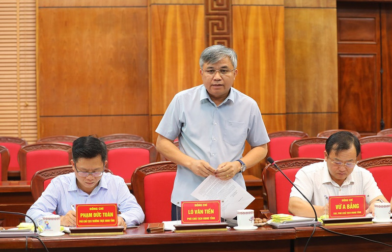 Đồng chí Lò Văn Tiến, Phó Chủ tịch Ủy ban nhân dân tỉnh Điện Biên báo cáo Phó Thủ tướng và đoàn công tác các biện pháp khắc phục hậu quả lũ quét tỉnh Điện Biên đã thực hiện trong thời gian qua.