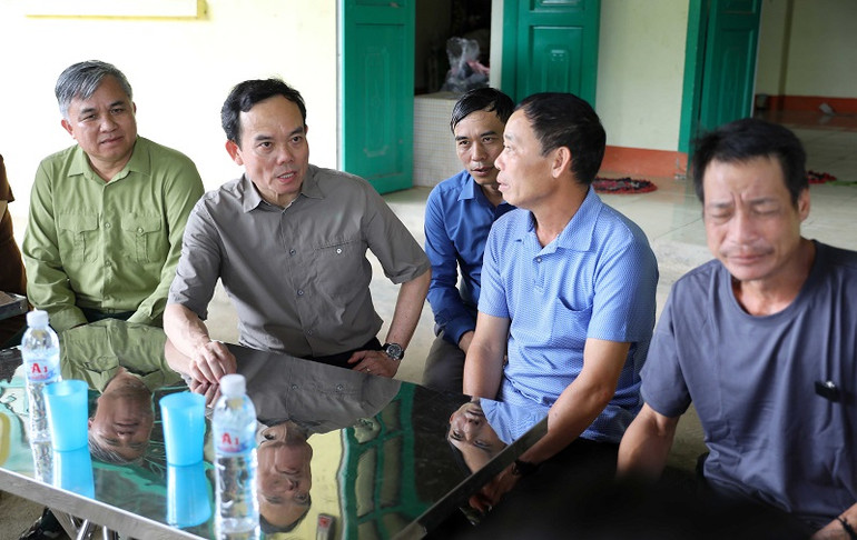 Phó Thủ tướng Chính phủ Trần Lưu Quang thăm hỏi, động viên người dân vùng lũ quét.