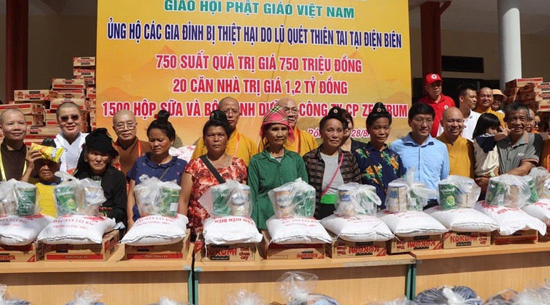 Đoàn công tác của Ban Từ thiện xã hội Trung ương Giáo hội Phật giáo Việt Nam cùng các đồng chí lãnh đạo tỉnh Điện Biên trao quà đến bà con nhân dân xã Mường Pồn.