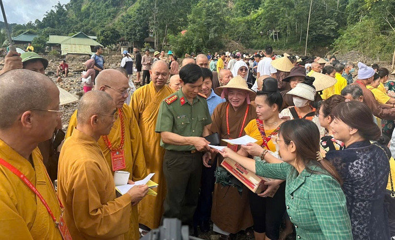 Đại tá Ngô Thanh Bình, Ủy viên Ban Thường vụ Tỉnh ủy, Giám đốc Công an tỉnh Điện Biên trao quà, động viên người dân vùng lũ Mường Pồn.