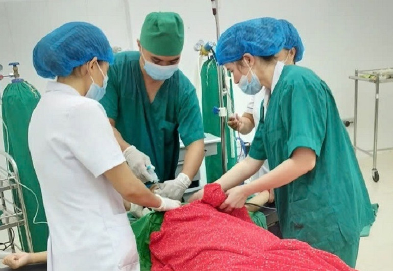 Các bác sĩ Bệnh viện Trung tâm Y tế huyện Nậm Pồ nỗ lực cấp cứu, điều trị cho bệnh nhân S.