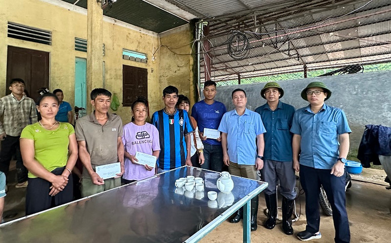 Ông Nguyễn Công Tám, Tổng giám đốc Công ty Cổ phần cao su Điện Biên trao hỗ trợ các gia đình công nhân bị thiệt hại do lũ quét Mường Pồn.