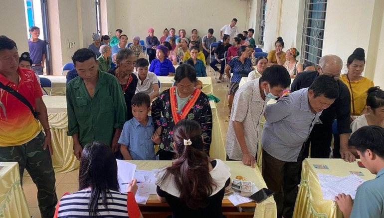 Việc chi trả quyền lợi cho người góp đất trồng cao-su tại Điện Biên luôn có sự chứng kiến, giám sát của đại diện cấp ủy, chính quyền địa phương.