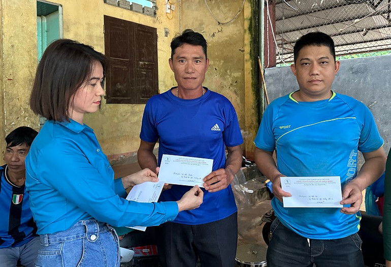Đại diện cán bộ Công đoàn Công ty Cổ phần Cao su Điện Biên trao hỗ trợ đến công nhân.