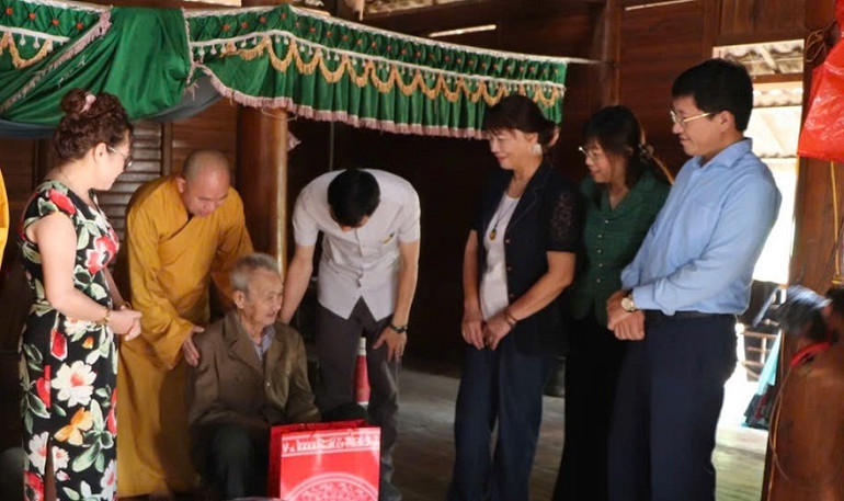 Hòa thượng Thích Quảng Tùng, Phó Chủ tịch Hội đồng Trị sự, Trưởng Ban Từ thiện xã hội Trung ương Giáo hội Phật giáo Việt Nam ân cần thăm hỏi, chia sẻ mất mát với người dân vùng lũ quét.