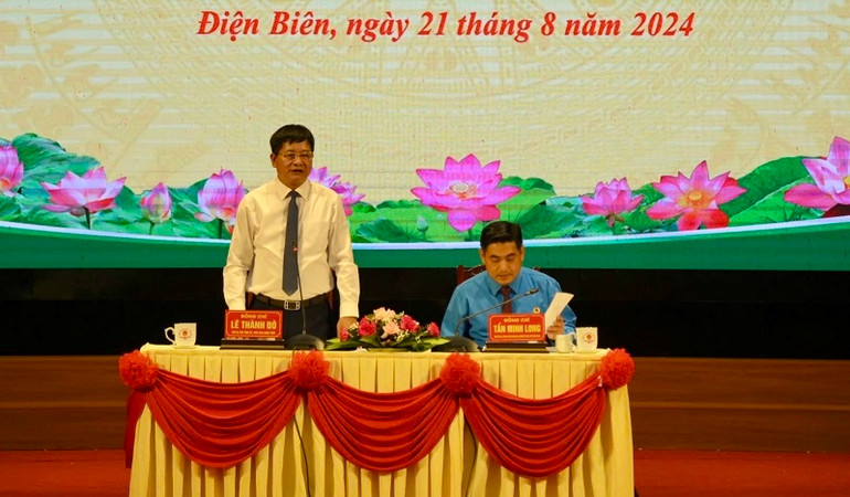 Đồng chí Lê Thành Đô, Chủ tịch Ủy ban nhân dân tỉnh Điện Biên trả lời kiến nghị của công nhân, viên chức, người lao động Điện Biên tại buổi đối thoại.