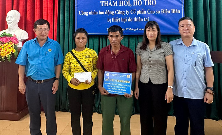 Ông Huỳnh Kim Nhựt, Chủ tịch Công đoàn cao-su Việt Nam cùng Tổng Giám đốc Công ty cổ phần cao-su Điện Biên, Bí thư Huyện ủy Điện Biên trao 50 triệu đồng hỗ trợ công nhân bị lũ cuốn trôi nhà.
