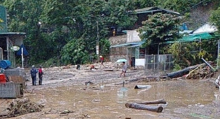 Một số nhà dân trong xã Huổi Lèng, huyện Mường Chà, Điện Biên, bị thiệt hại do mưa lớn vào rạng sáng 7/8.