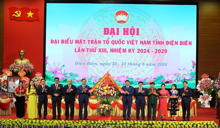 Đồng chí Trần Quốc Cường, Bí thư Tỉnh ủy Điện Biên tặng hoa chúc mừng đại hội.