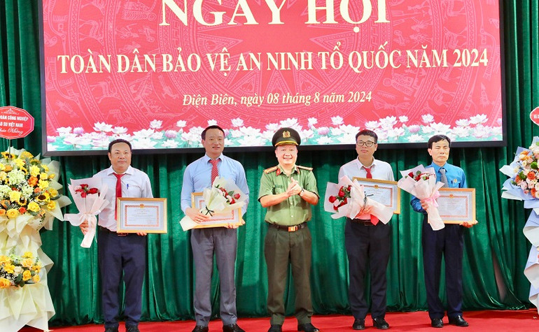 Đại tá Giàng Páo Sính, Phó Giám đốc Công an tỉnh Điện Biên trao giấy khen của Công an tỉnh tặng các tập thể, cá nhân Công ty cổ phần cao-su Điện Biên có đóng góp trong phong trào "Toàn dân bảo vệ an ninh Tổ quốc" tại cơ sở.