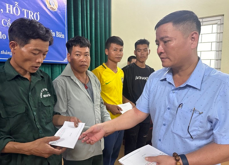 Ông Nguyễn Công Tám, Tổng Giám đốc Công ty cổ phần cao-su Điện Biên trao hỗ trợ công nhân bị thiệt hại tài sản do lũ quét.