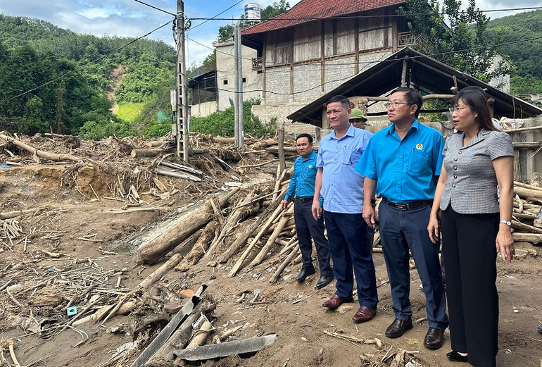 Đại diện lãnh đạo Tập đoàn Công nghiệp Cao-su Việt Nam thăm, động viên các gia đình công nhân Công ty cổ phần Cao-su Điện Biên bị thiệt hại do lũ quét Mường Pồn.