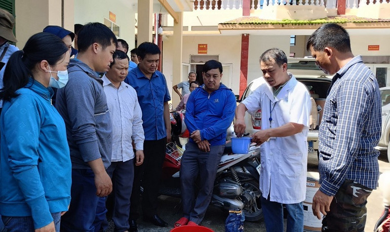 Cán bộ chuyên môn Sở Y tế Điện Biên hướng dẫn cán bộ và nhân dân xã Mường Pồn xử lý nguồn nước bằng Cloramin B.