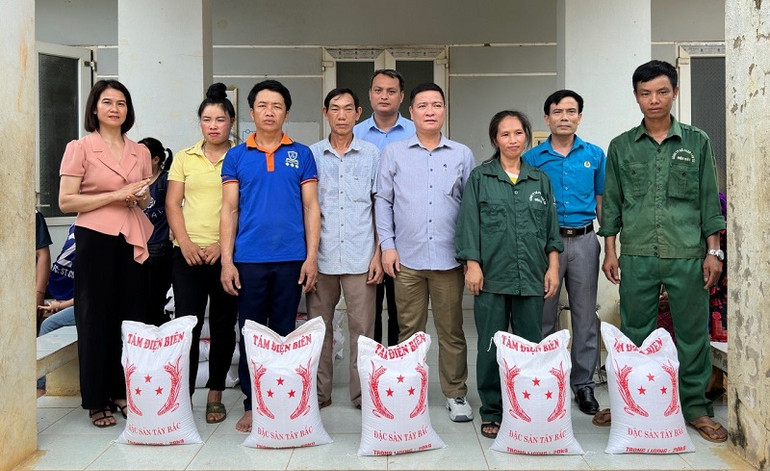 Ông Nguyễn Công Tám (thứ tư từ phải sang), Tổng Giám đốc Công ty cổ phần Cao-su Điện Biên trao gạo hỗ trợ công nhân Nông trường Tuần Giáo.