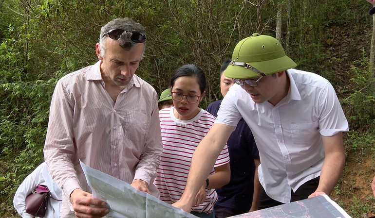 Thành viên đoàn công tác và các đồng chí lãnh đạo huyện Tuần Giáo thực địa dự án. Thành viên đoàn công tác và các đồng chí lãnh đạo huyện Tuần Giáo thực địa dự án.