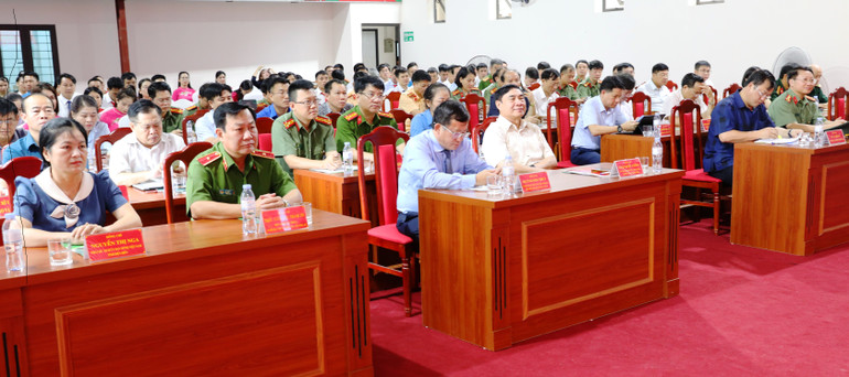 Đại biểu dự Ngày hội điểm phong trào "Toàn dân bảo vệ an ninh Tổ quốc" tại Công ty cổ phần cao-su Điện Biên.