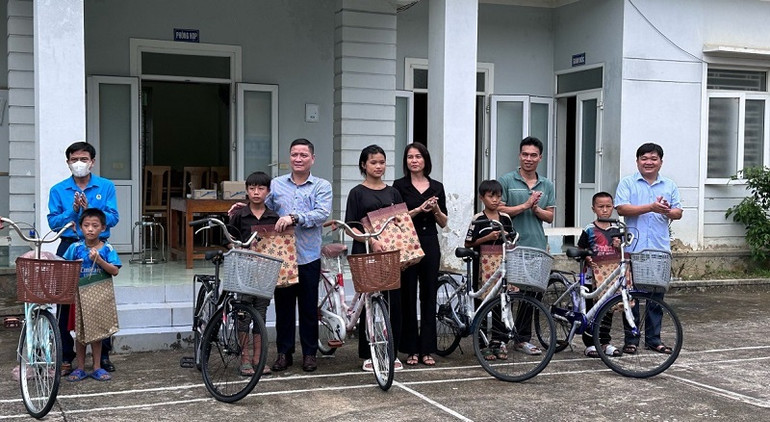 Các đồng chí lãnh đạo, đại diện các đoàn thể trao xe đạp tặng các cháu học sinh là con em công nhân, người lao động Công ty cổ phần Cao-su Điện Biên.