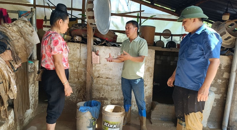 Cán bộ y tế hướng dẫn nhân dân xã Mường Pồn vệ sinh vật dụng, nhà cửa bảo đảm vệ sinh môi trường.