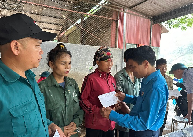 Chủ tịch Công đoàn Công ty Cổ phần Cao su Điện Biên trao hỗ trợ công nhân thuộc Nông trường cao su Điện Biên bị thiệt hại do lũ quét.